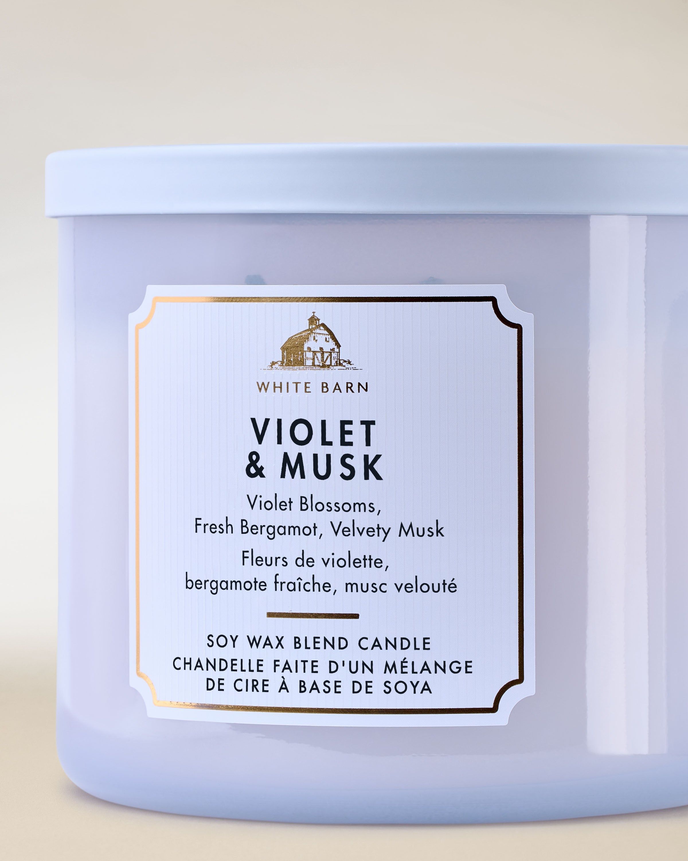 Tříknotová vonná svíčka White Barn Violet & Musk ve světle fialové matné skleněné dóze.