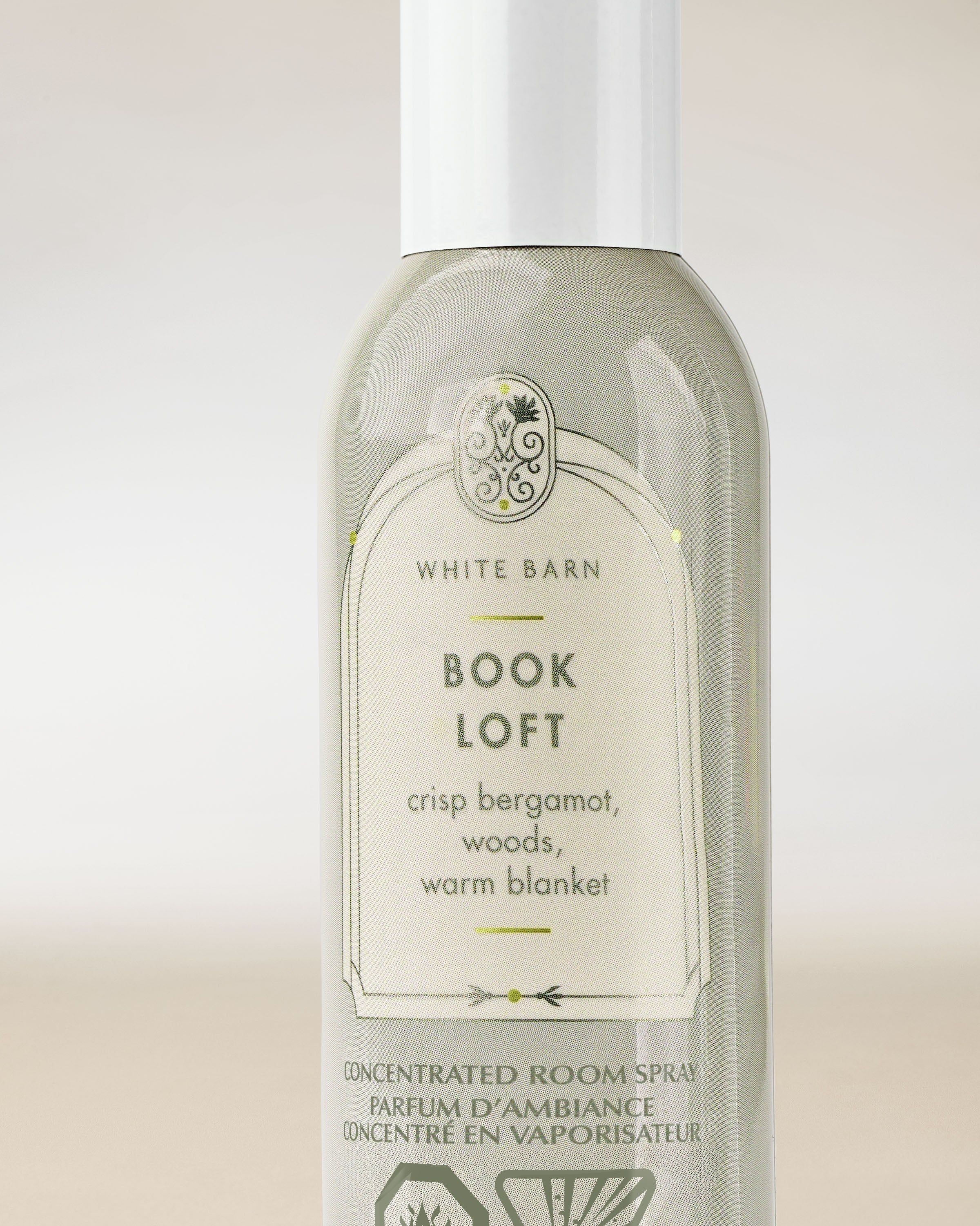 White Barn Book Loft – šedobéžový room spray s tóny bergamotu, dřeva a hřejivé měkkosti.