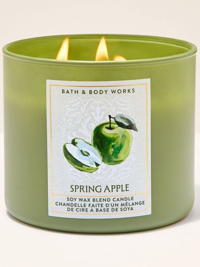 Bath & Body Works Spring Apple – vonná svíčka ze sójové voskové směsi v zeleném skle s motivem jablka.