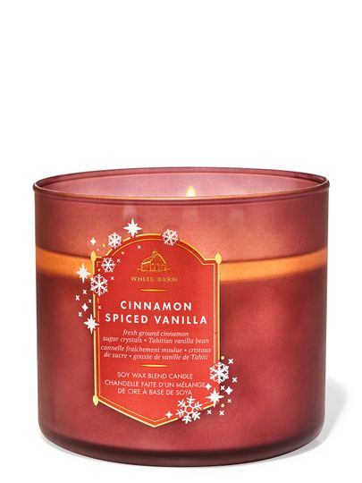 Świeca zapachowa „Cinnamon Spiced Vanilla” w szklanym, matowym słoiku ze świąteczną etykietą, Bath & Body Works.