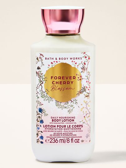 Tělové mléko Bath & Body Works Forever Cherry Blossom 236 ml ve světlé lahvi s květinovým štítkem.