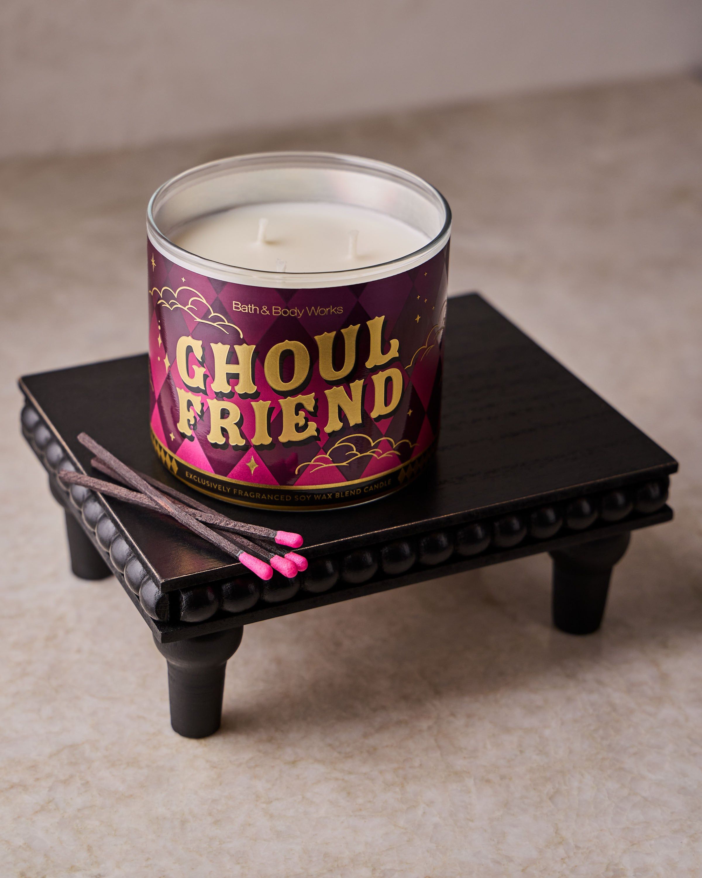 Vonná svíčka Bath & Body Works Ghoul Friend v dekorativní dóze s černým víčkem