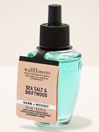 Náplň Wallflowers Sea Salt & Driftwood – teplá, dřevitá vůně v tyrkysové lahvi Bath & Body Works.