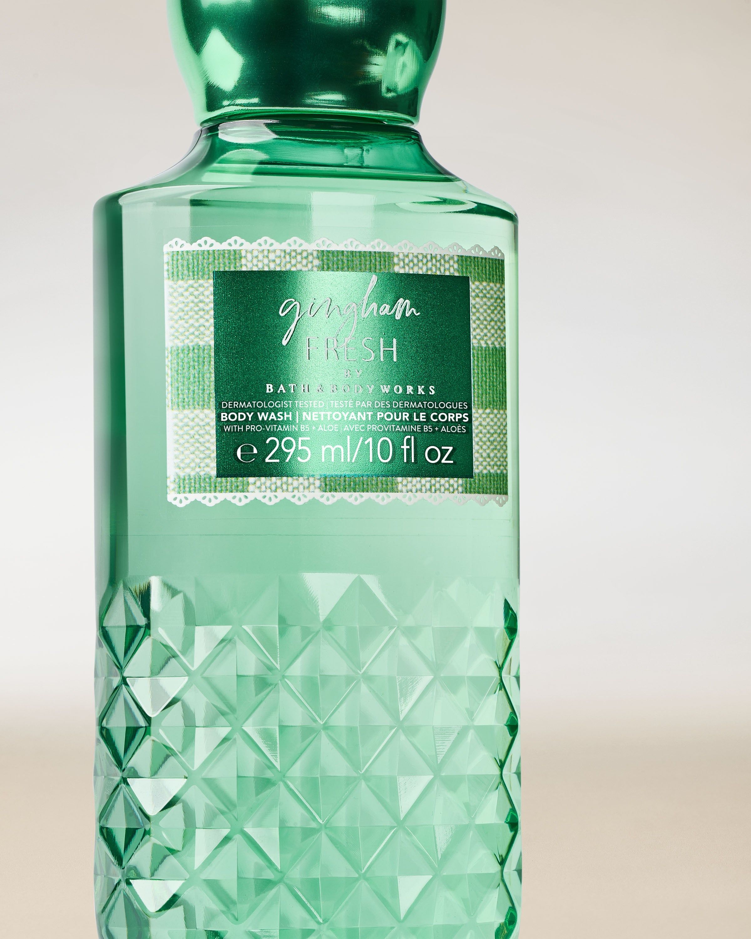 Sprchový gel Bath & Body Works Gingham Fresh 295 ml v zeleném flakonu s gingham vzorem.
