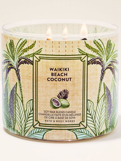 Svíčka Waikiki Beach Coconut se třemi knoty a tropickou etiketou s palmami a kokosem – letní atmosféra.
