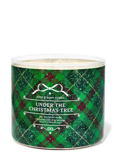 Świeca „Under the Christmas Tree” w słoiku w zieloną, brokatową szkocką kratę, Bath & Body Works.