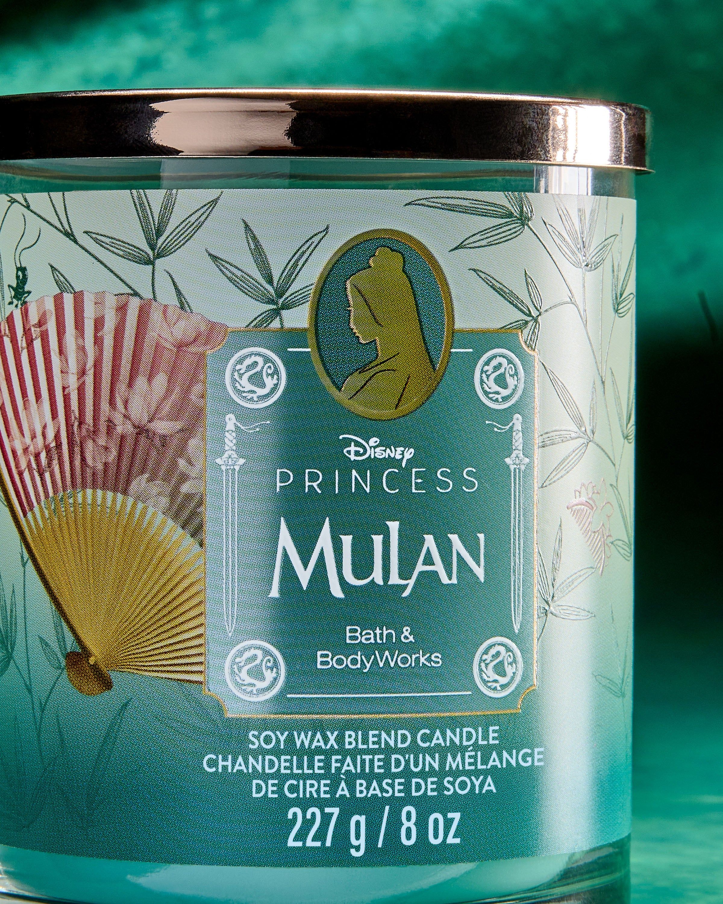 Svíčka Mulan z kolekce Disney Princess — zeleno‑tyrkysový motiv s bambusem a orientálními detaily.