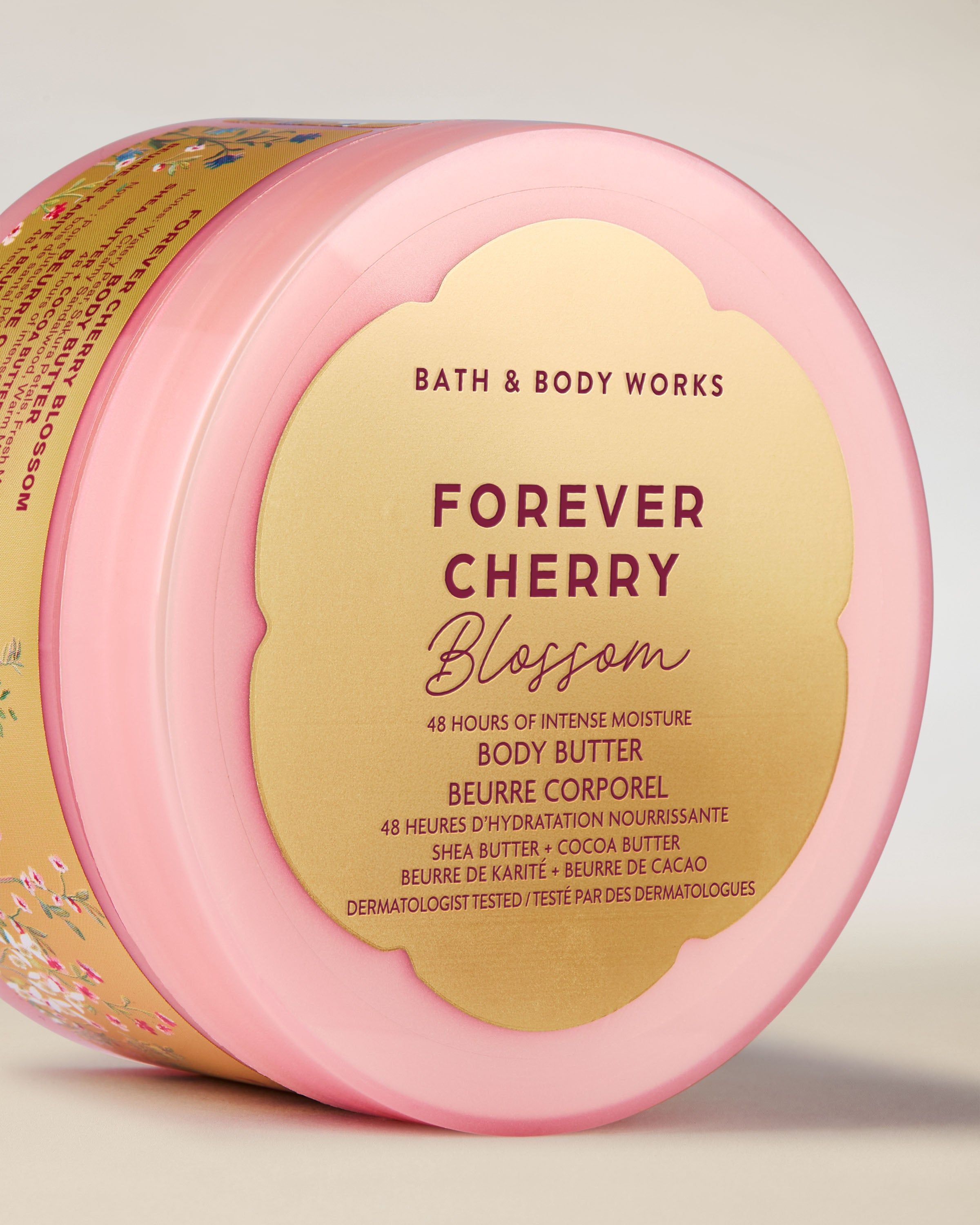 Tělové máslo Bath & Body Works Forever Cherry Blossom 185 g v růžové dóze s květinovým motivem.