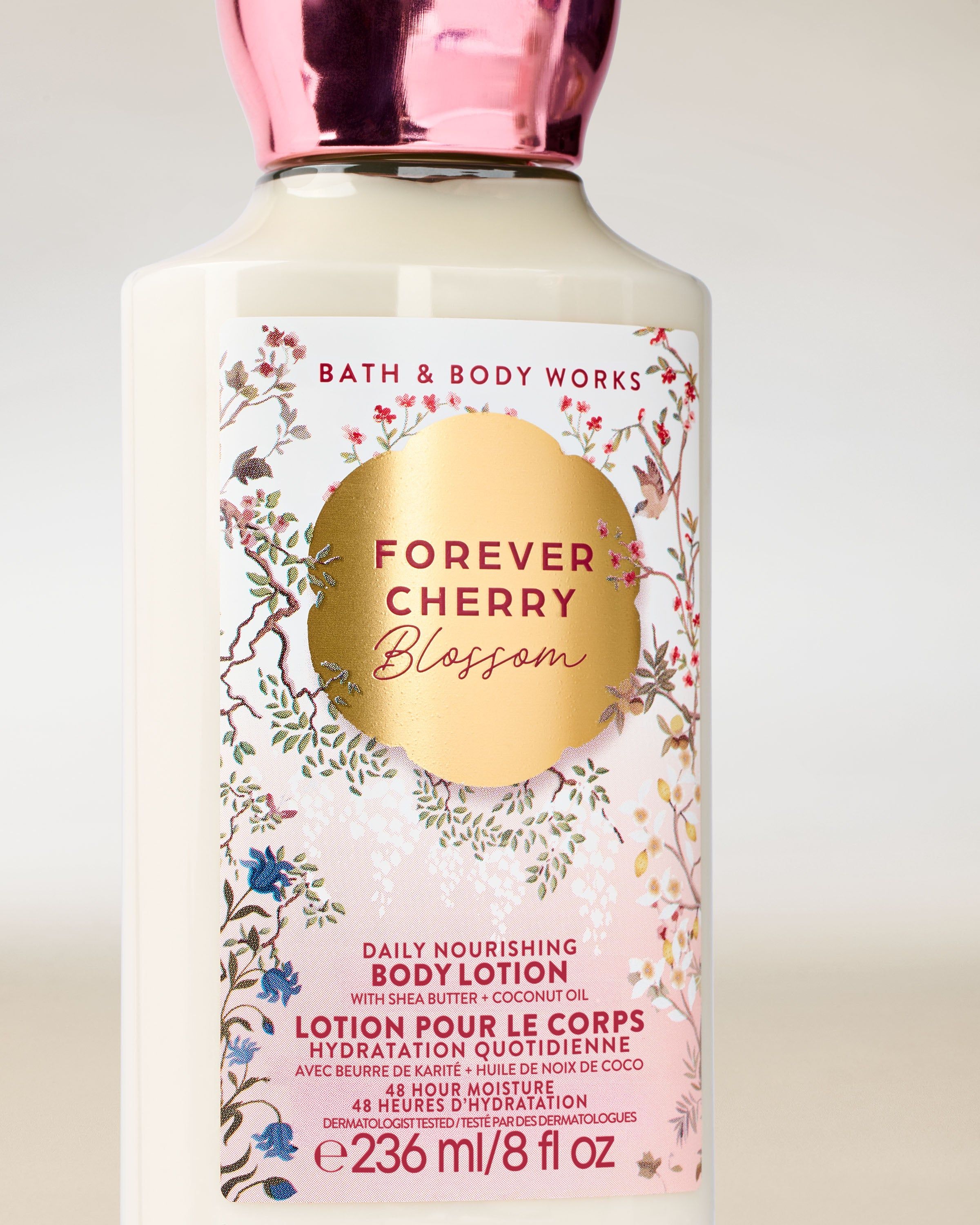 Tělové mléko Bath & Body Works Forever Cherry Blossom 236 ml ve světlé lahvi s květinovým štítkem.