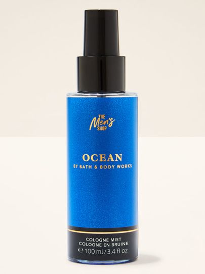 Tělová mlha Bath&Body Works Ocean. Malá, modrá láhev s černým rozprašovačem a etiketou s nápisy.