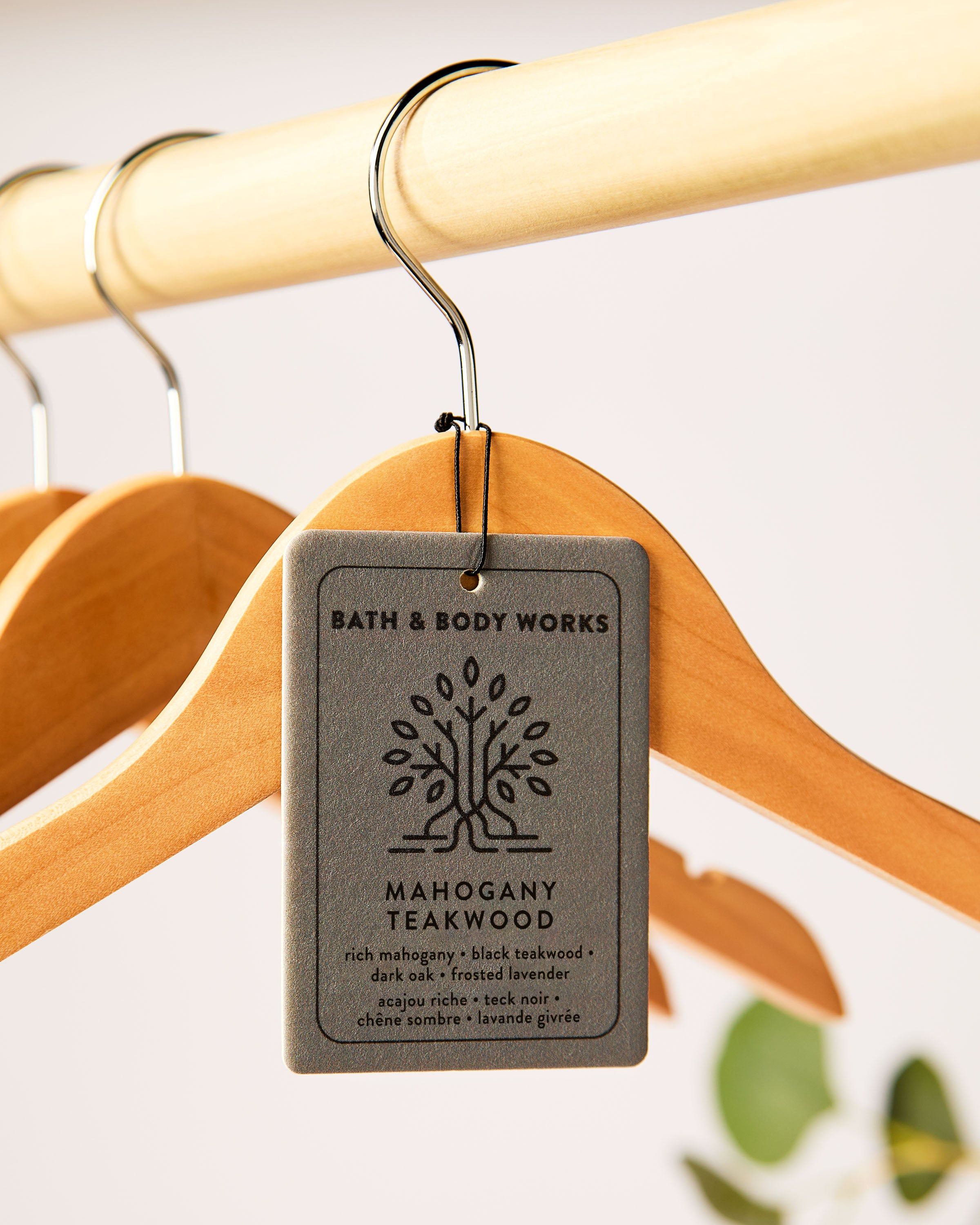 Osvěžovač Mahogany Teakwood Bath & Body Works – elegantní dřevitá vůně pro skříň i šatnu.