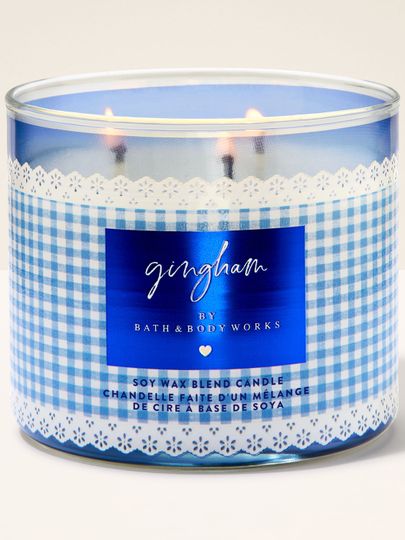 Tříknotová vonná svíčka Bath & Body Works Gingham ve skleněné dóze s modrým gingham vzorem.