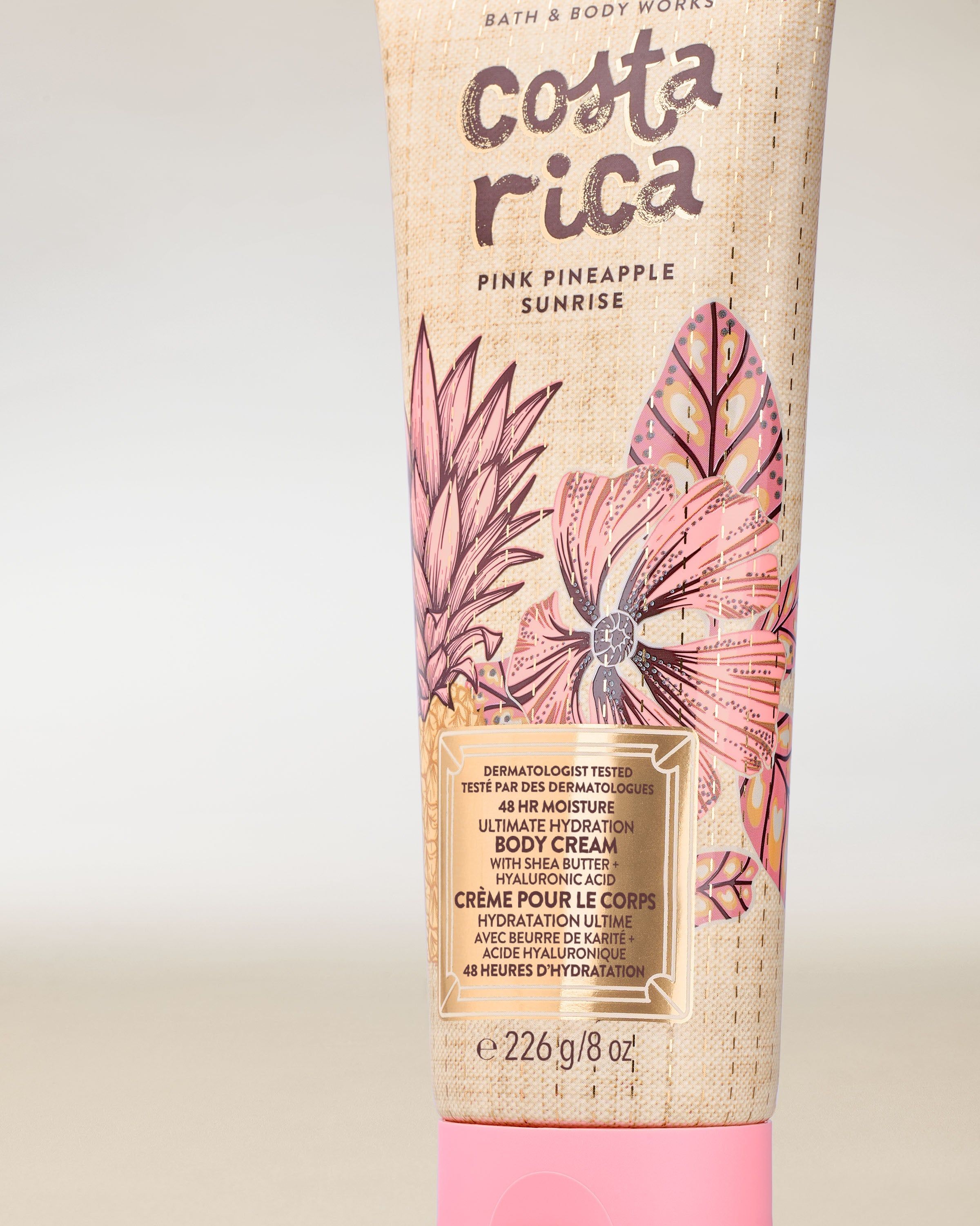 Tělový krém Costa Rica Pink Pineapple Sunrise v pastelové tubě s tropickým motivem a růžovými detaily.