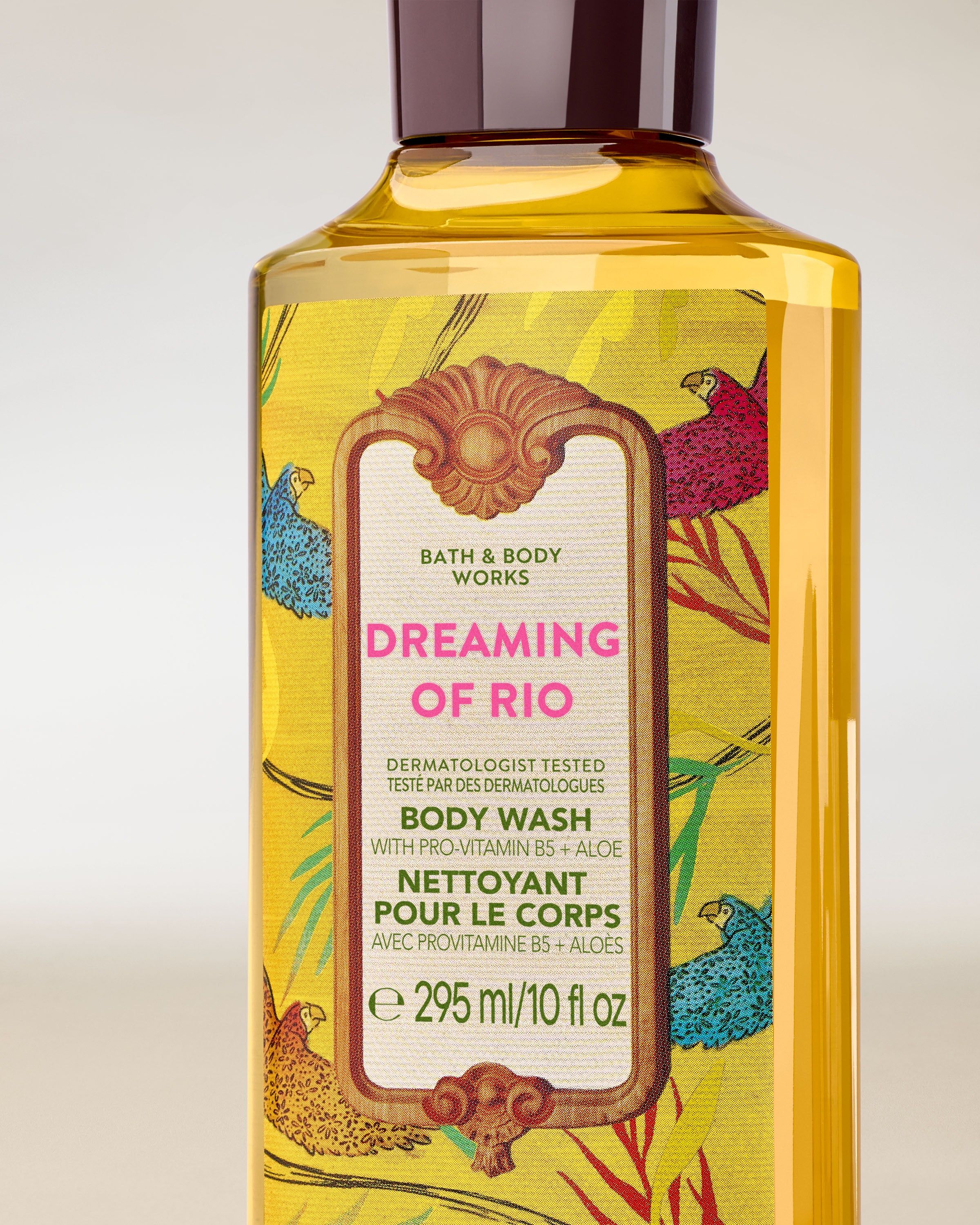 Sprchový gel Bath & Body Works Dreaming of Rio s pestrou tropickou etiketou.