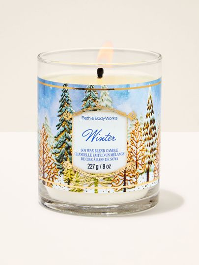 Vonná svíčka Winter Bath & Body Works se zimní krajinou a zasněženými stromy