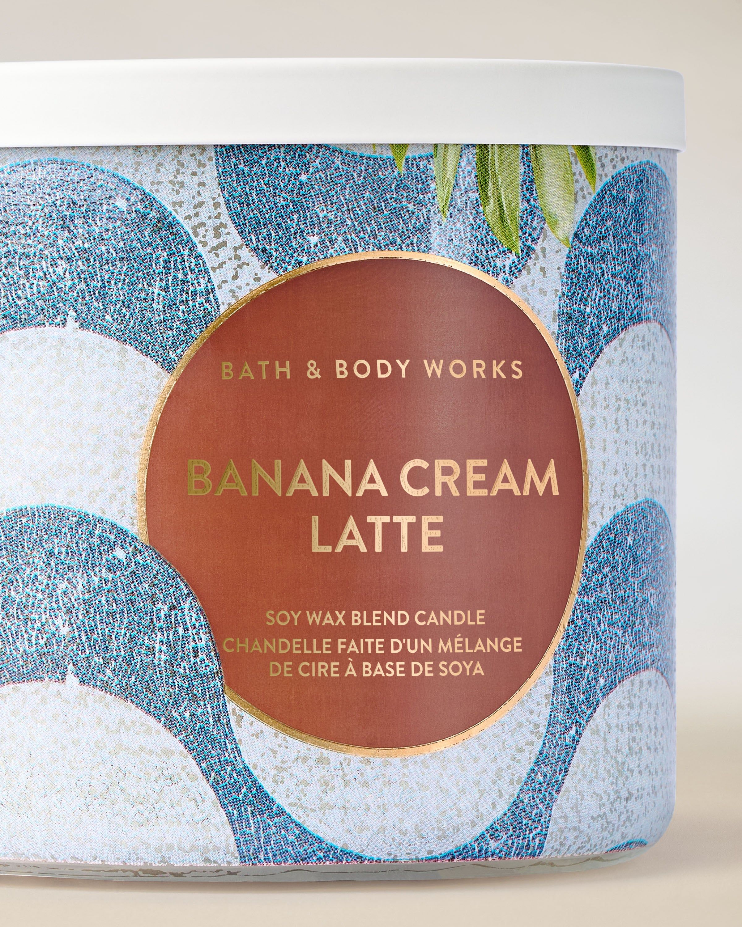 Tříknotová svíčka Banana Cream Latte v ozdobné skleněné nádobě, určená k provonění interiéru jemnou, krémovou vůní.