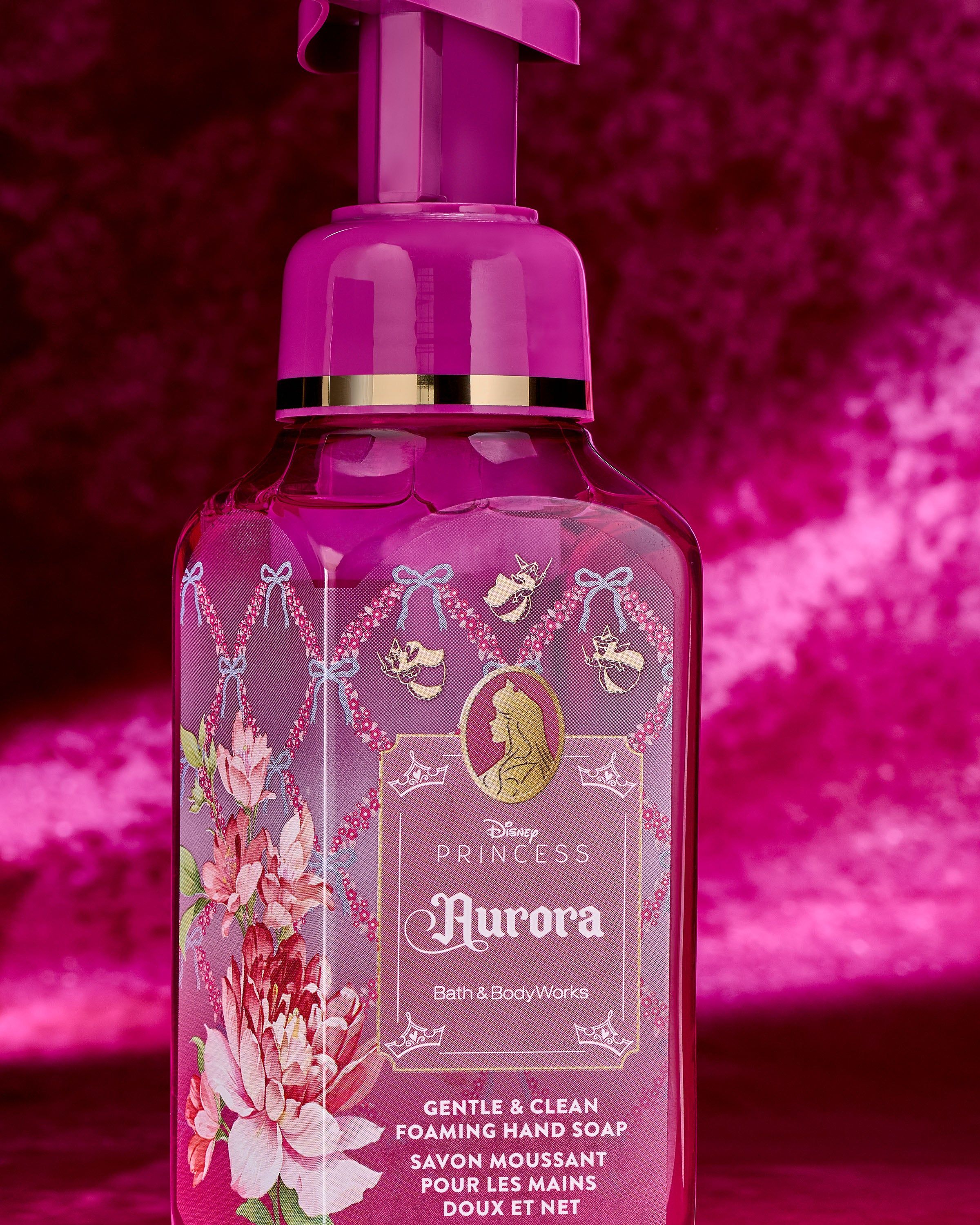 Pěnové mýdlo Aurora od Bath & Body Works v růžovém flakonu s květinovým motivem a zlatými detaily.