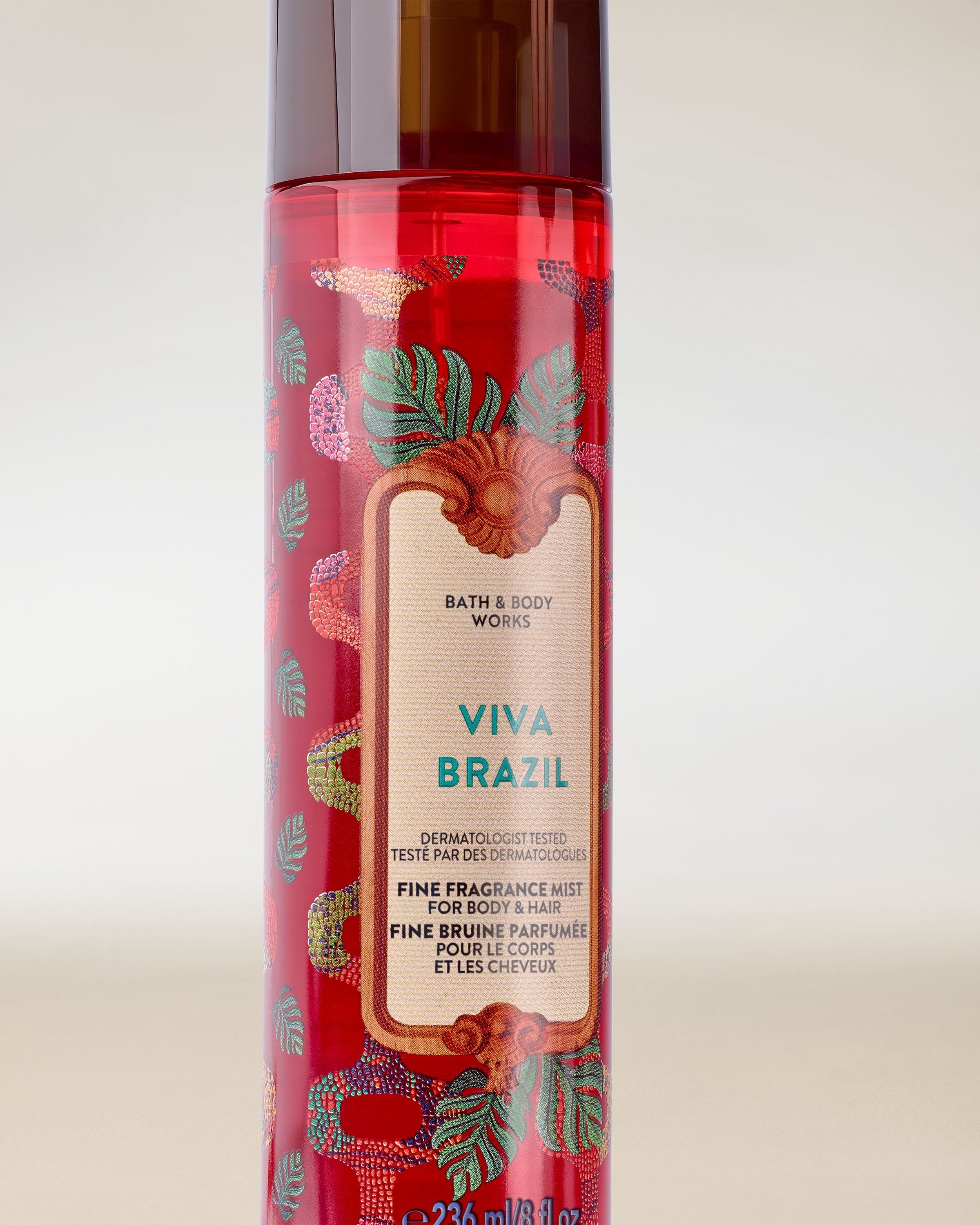 Vonná mlha Viva Brazil od Bath & Body Works v červené lahvičce s rozprašovačem a exotickou dekorativní grafikou.