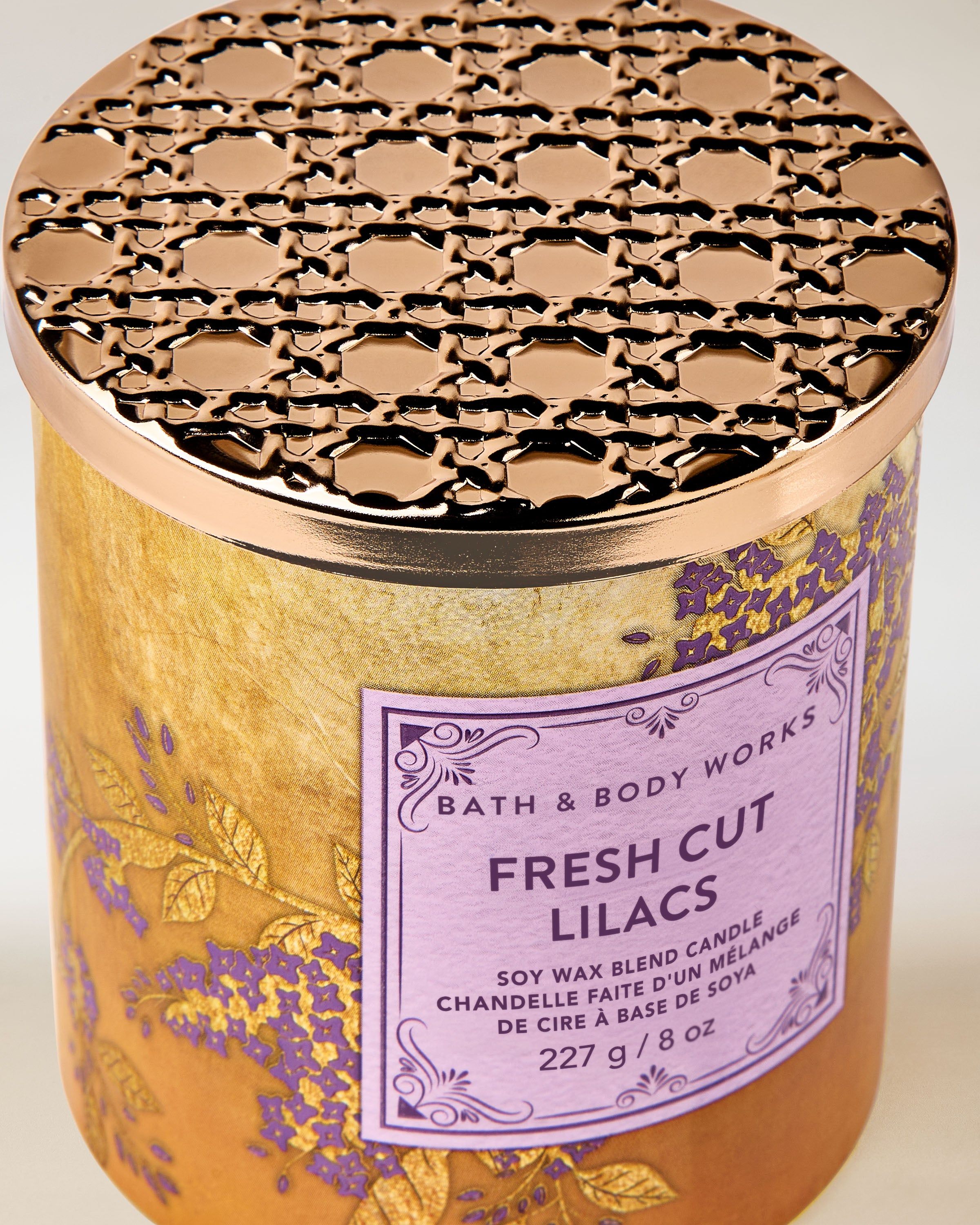 Bath & Body Works Fresh Cut Lilacs – svíčka 227 g se zlatým dekoračním víčkem a fialovým květinovým designem z kolekce Fresh Cut Lilacs.