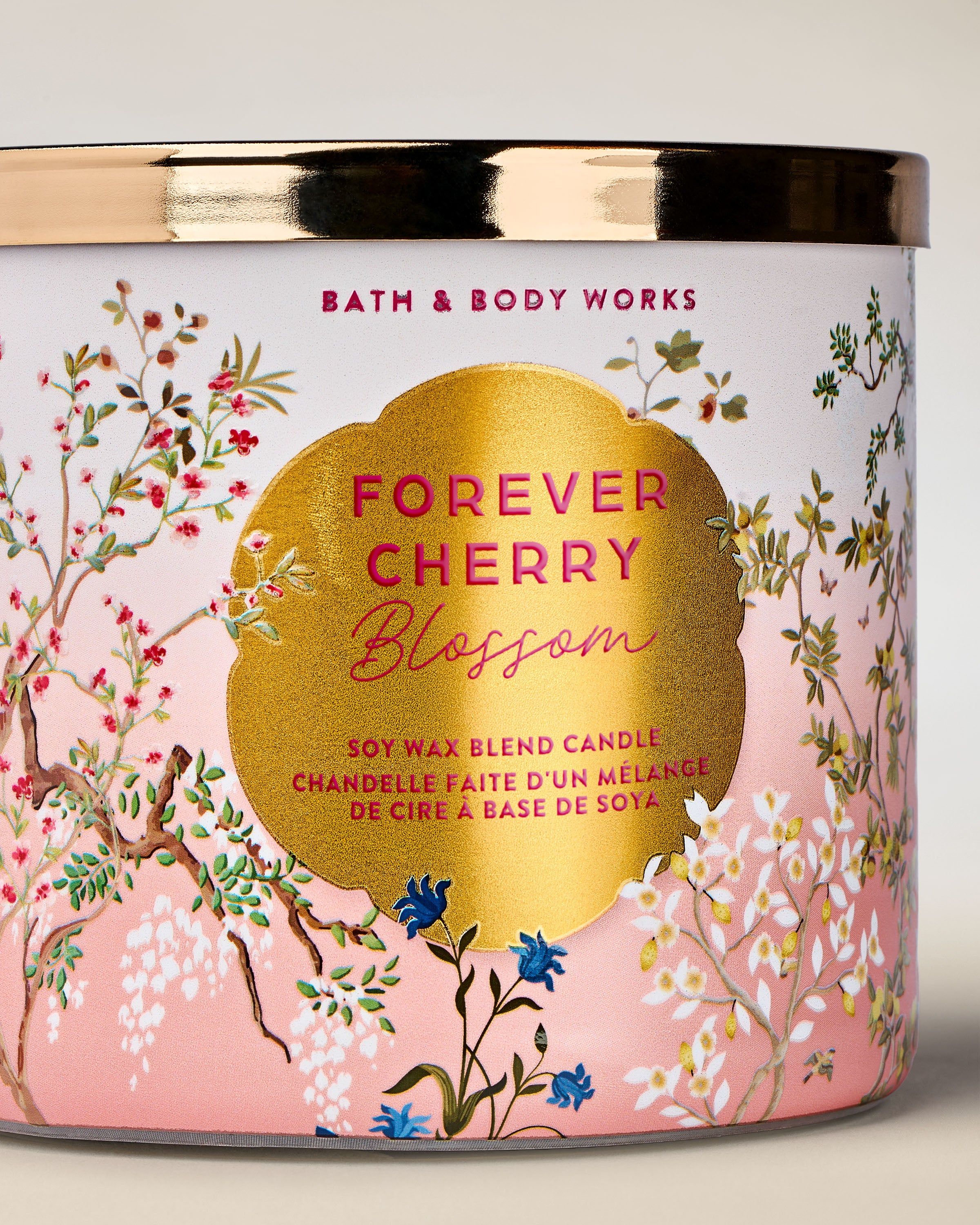 Tříknotová vonná svíčka Bath & Body Works Forever Cherry Blossom ve skleněné dóze s květinovým motivem.