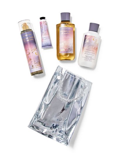 Zestaw "Snowflakes & Cashmere" ze mgiełką, żelem, balsamem i kremem do rąk w torbie. Bath & Body Works.