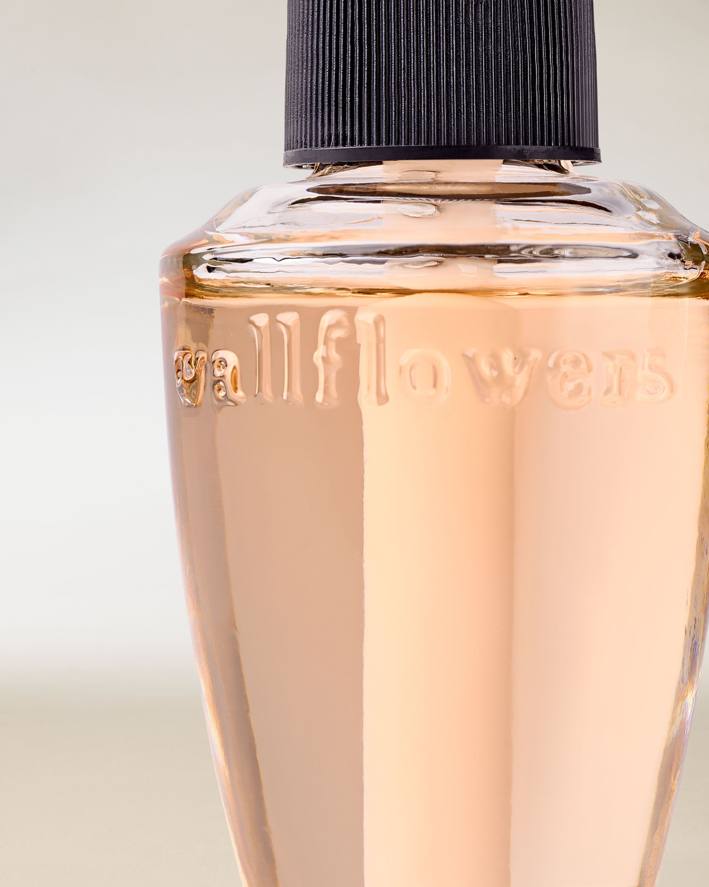 Náplň Wallflowers v detailu s lesklou kapalinou a čistým, elegantním provedením.