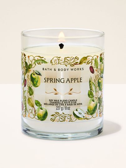 Vonná svíčka Bath & Body Works Spring Apple 227 g ve skleněné dóze s motivem zelených jablek.