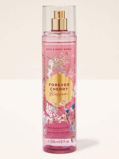 Vonná mlha Bath & Body Works Forever Cherry Blossom 236 ml v růžovém flakonu s rozprašovačem.