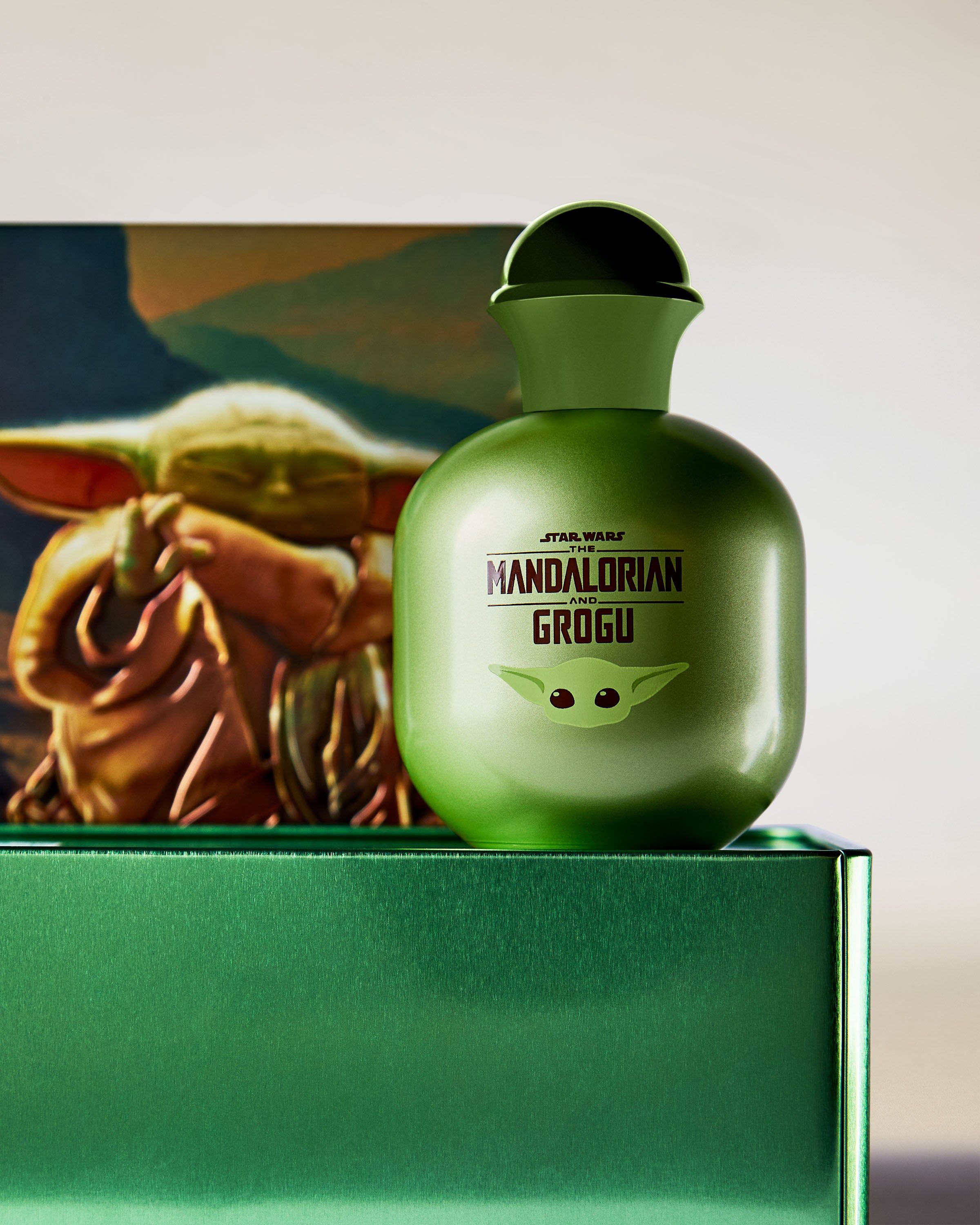 Kolínská voda Mandalorian & Grogu v zelené lahvi s grafikou Grogu
