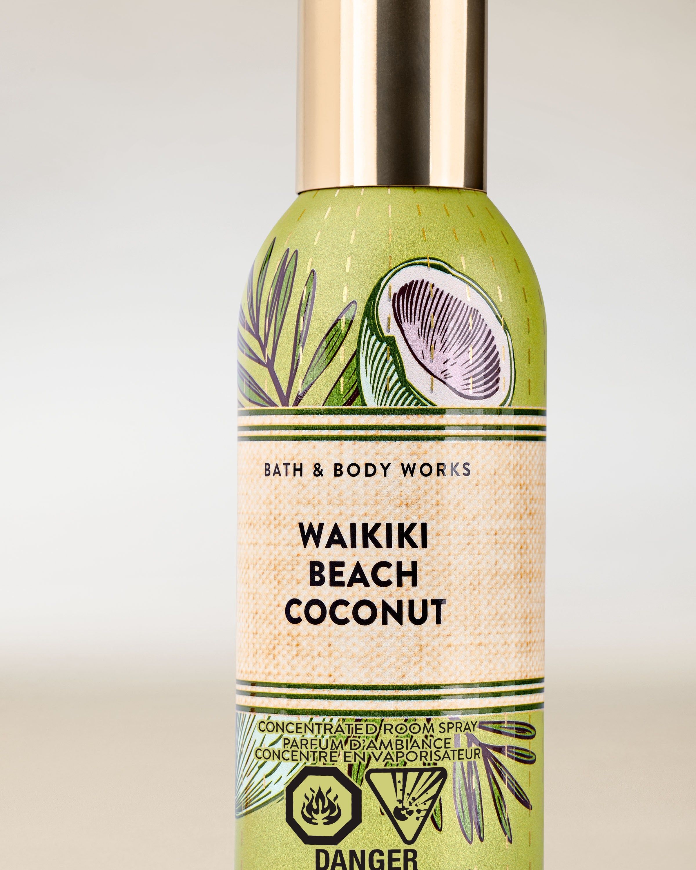 Waikiki Beach Coconut – pokojový sprej v zeleném obalu s tropickým motivem kokosu a zlatým víčkem.