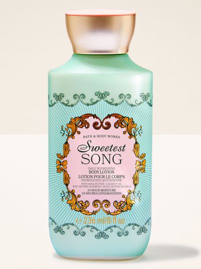 Tělové mléko Bath & Body Works Sweetest Song 236 ml v mátově zelené lahvi s dekorativním štítkem.