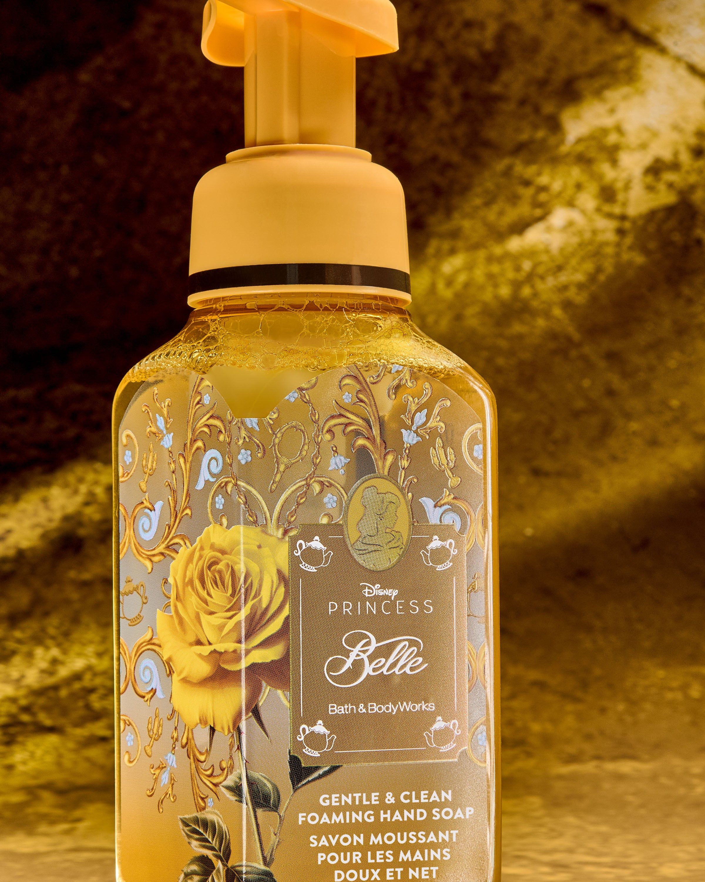 Pěnové mýdlo Belle od Bath & Body Works ve zlatavém flakonu s elegantním květinovým motivem.