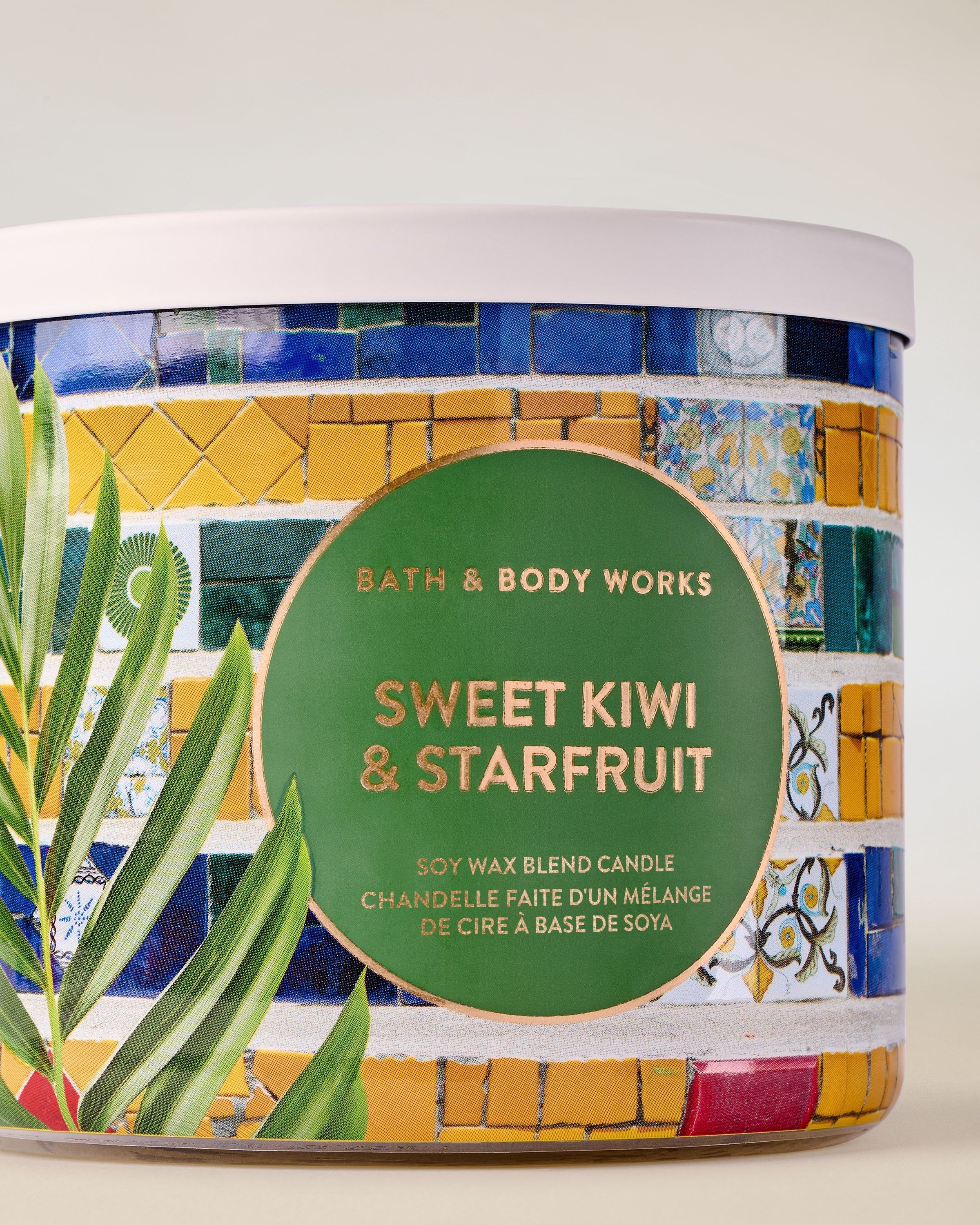 Tříknotová svíčka Sweet Kiwi & Starfruit s barevnou mozaikovou etiketou a svěží ovocnou vůní.