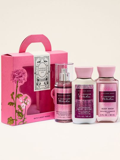 Dárková sada Bath & Body Works A Thousand Wishes s tělovou mlhou, sprchovým gelem a tělovým mlékem v krabičce s uchem.
