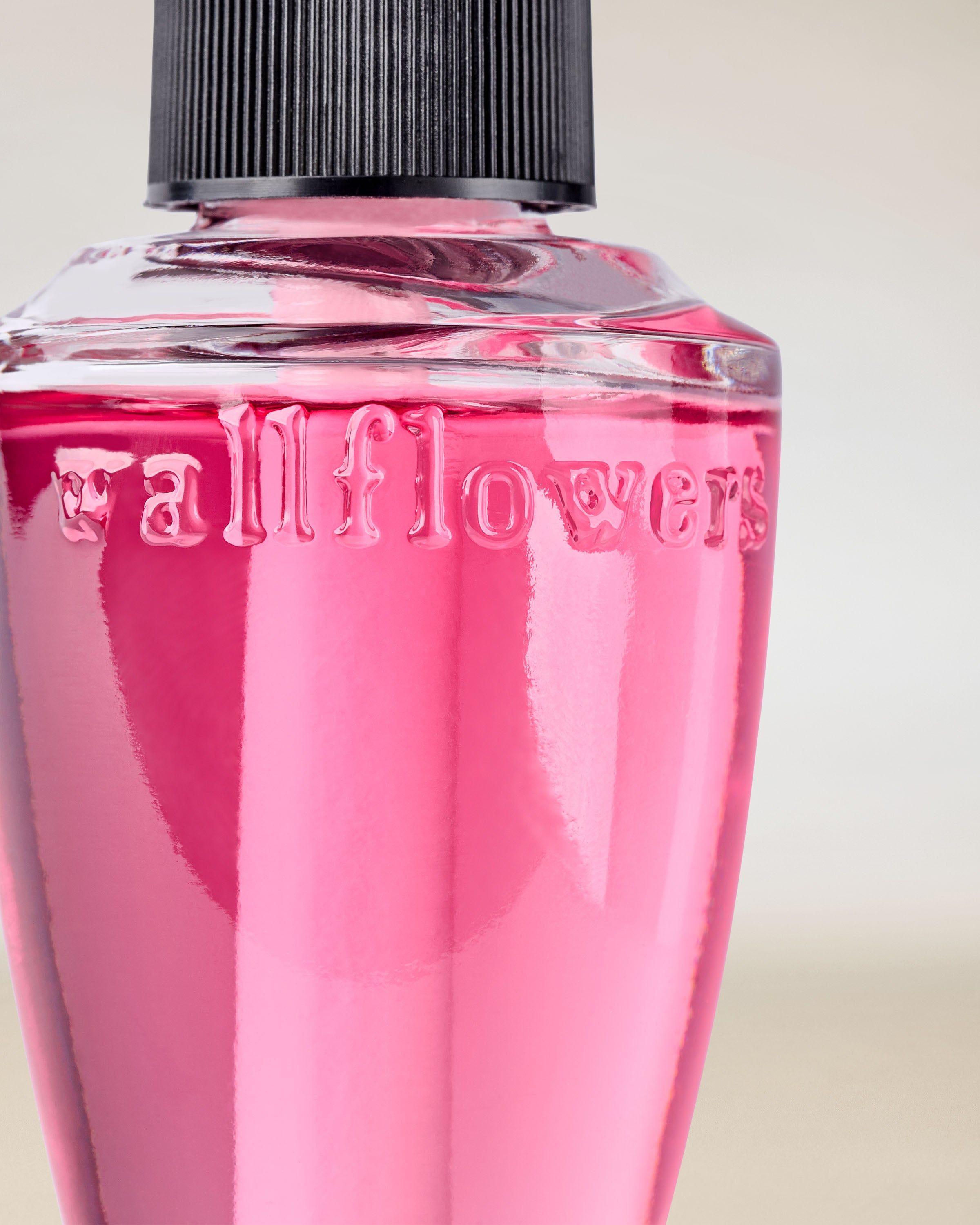 Náplň Wallflowers Pink Petal Confetti – růžová domácí vůně v elegantní lahvi Bath & Body Works.