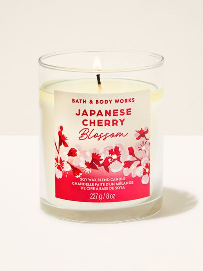 Vonná svíčka Japanese Cherry Blossom od Bath & Body Works ve skleněné nádobě s červenou květinovou etiketou.