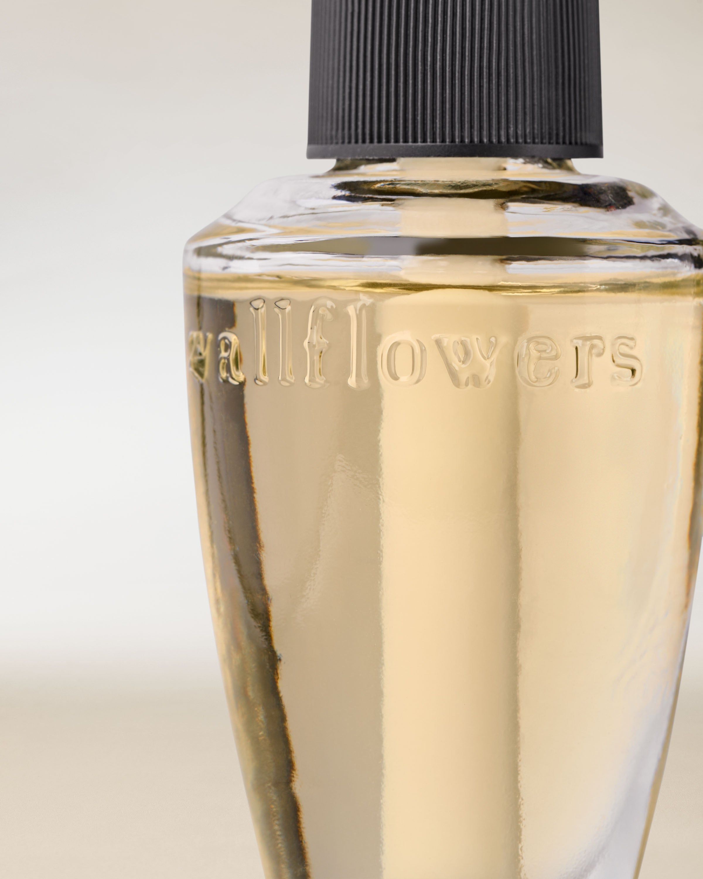 Náplň Wallflowers se světlou tekutinou v elegantní skleněné lahvičce.