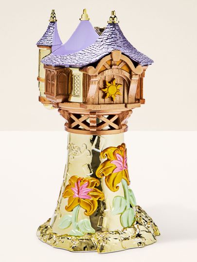 Stojánek Rapunzel na 3knotovou svíčku v podobě pohádkové věže se zlatými detaily a květinami.