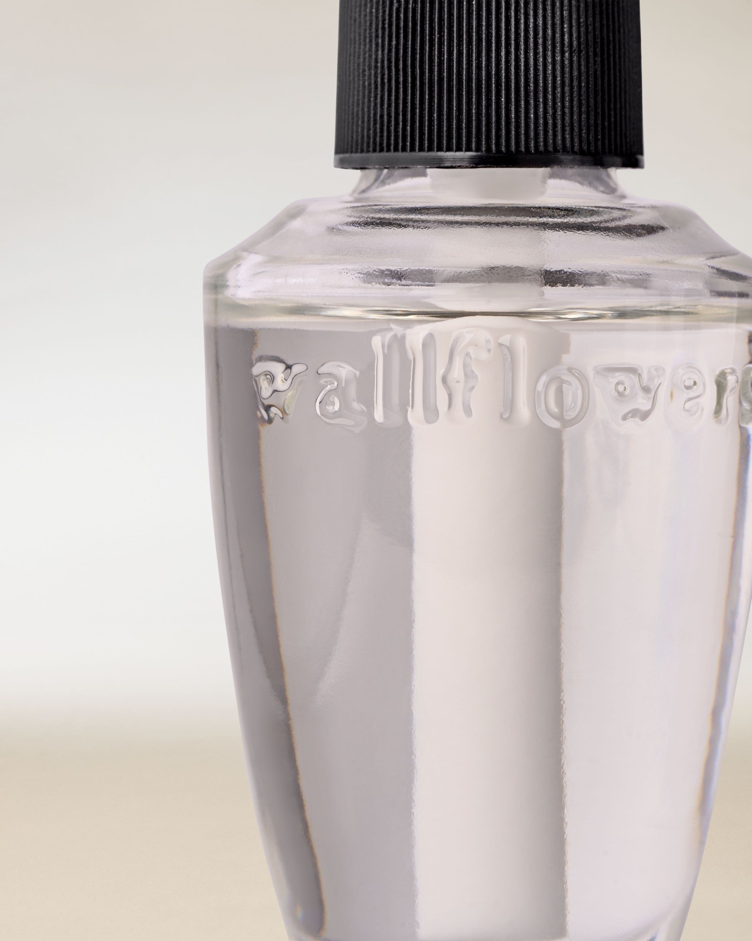 Náplň Wallflowers Bath & Body Works – čistá lahvička s průhledným vonným olejem.