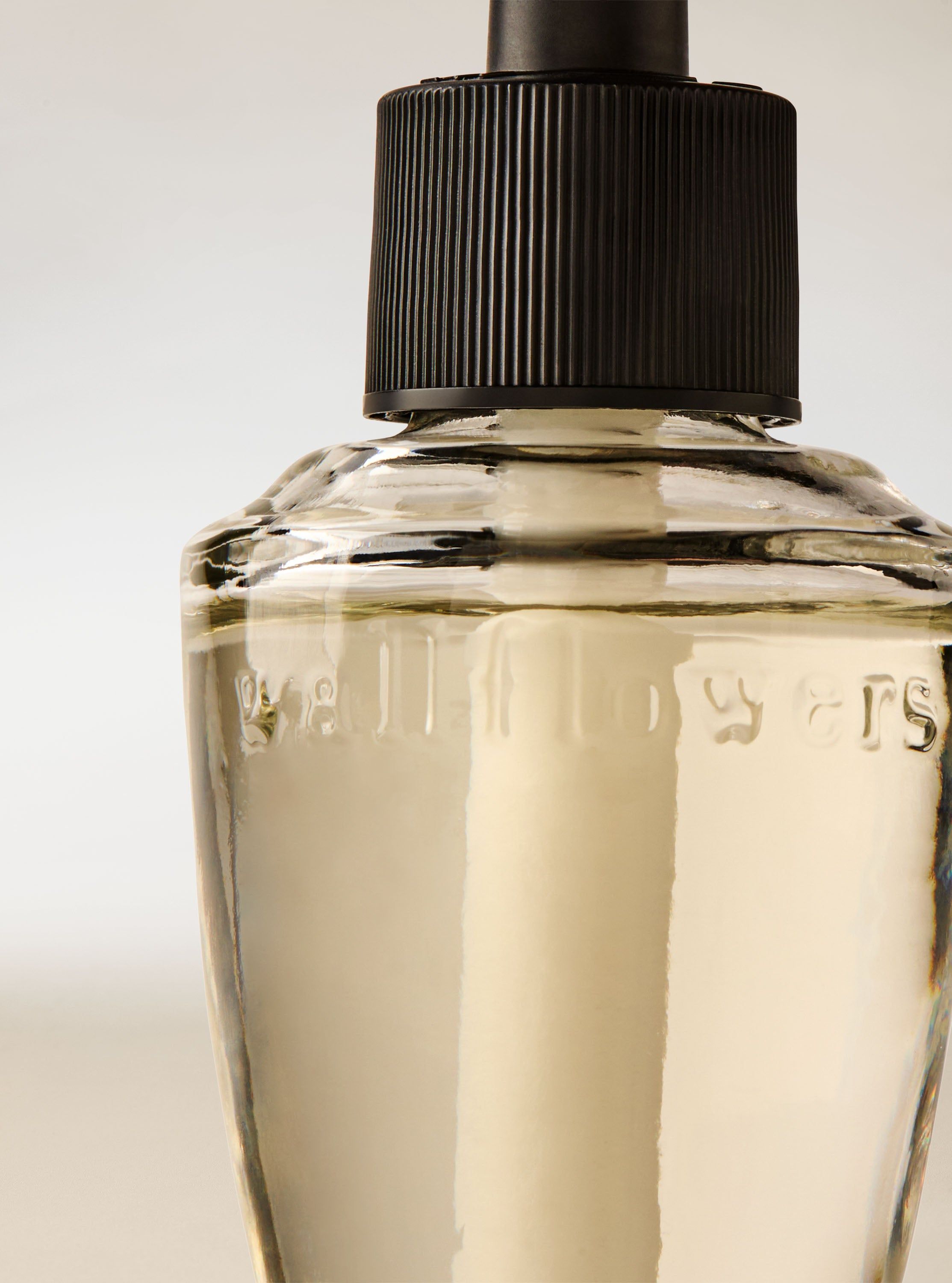 Čirá náplň Wallflowers s reliéfním logem — elegantní detail k domácímu difuzéru.