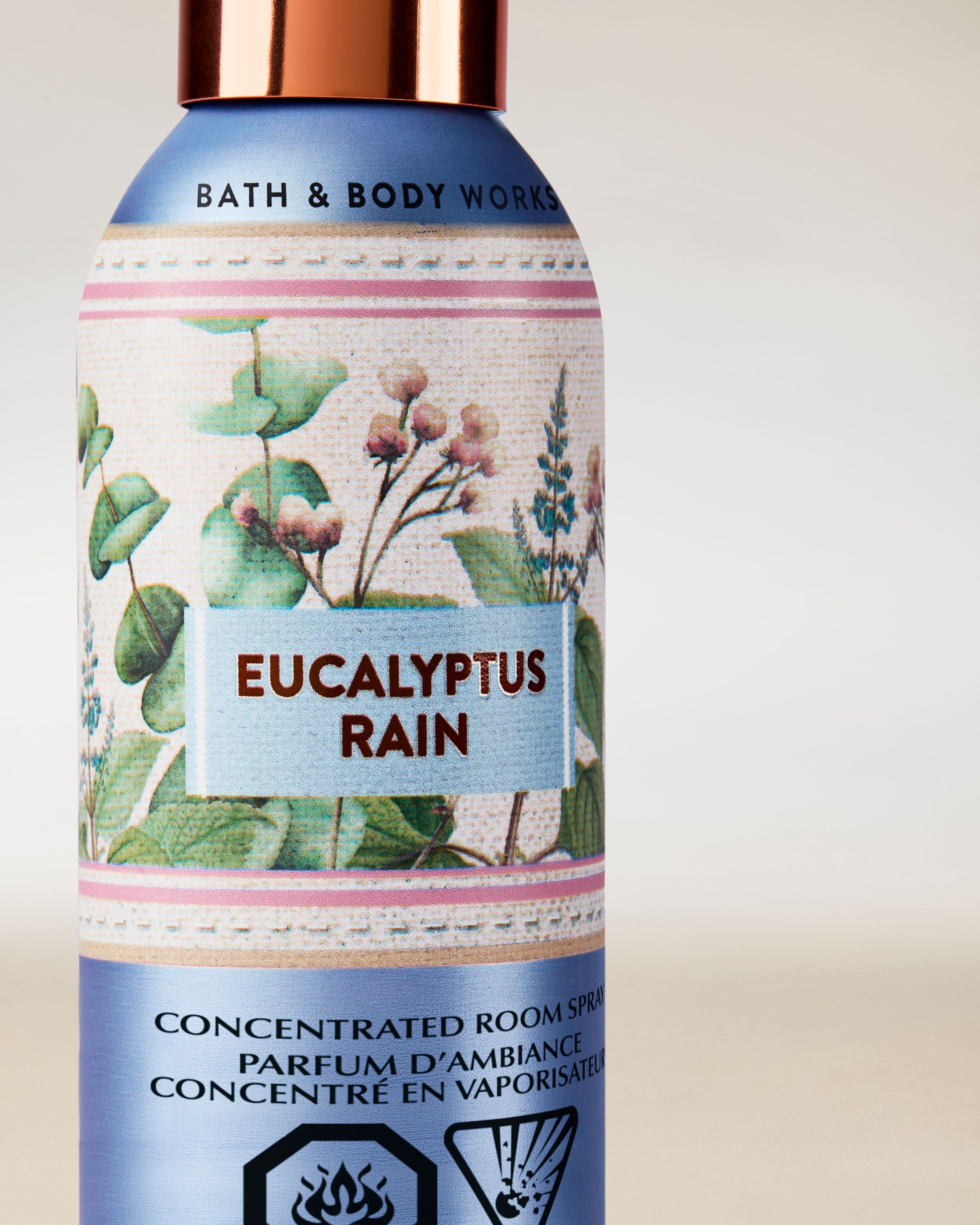 Bath & Body Works Eucalyptus Rain – koncentrovaný pokojový sprej v modrém flakonu s rostlinným motivem.