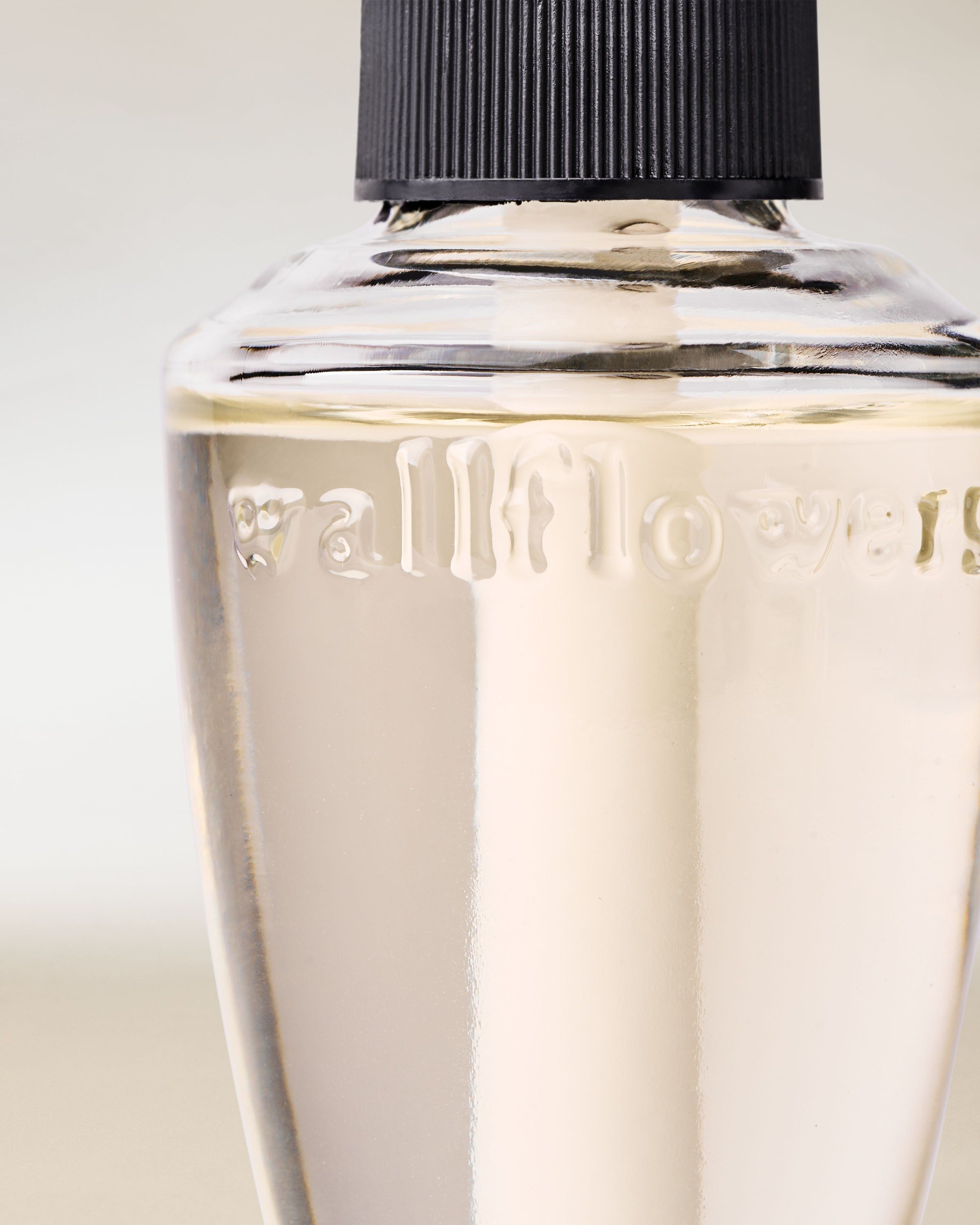 Náplň Wallflowers Bath & Body Works – čirá náhradní vůně do elektrického domácího difuzéru.