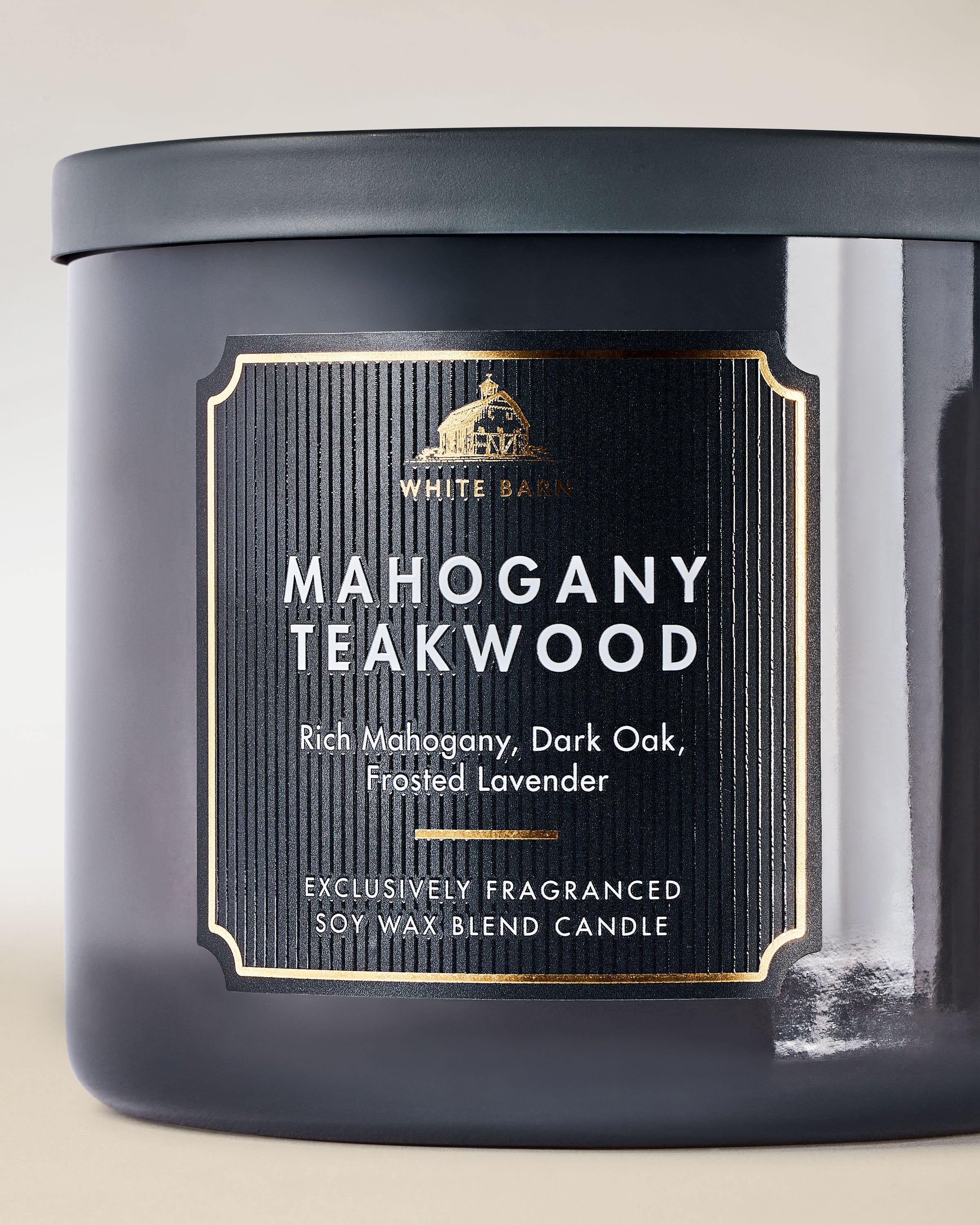 Svíčka Mahogany Teakwood ve skleněné nádobě s výraznou dřevitou vůní a jemnými akcenty typickými pro kolekci White Barn.