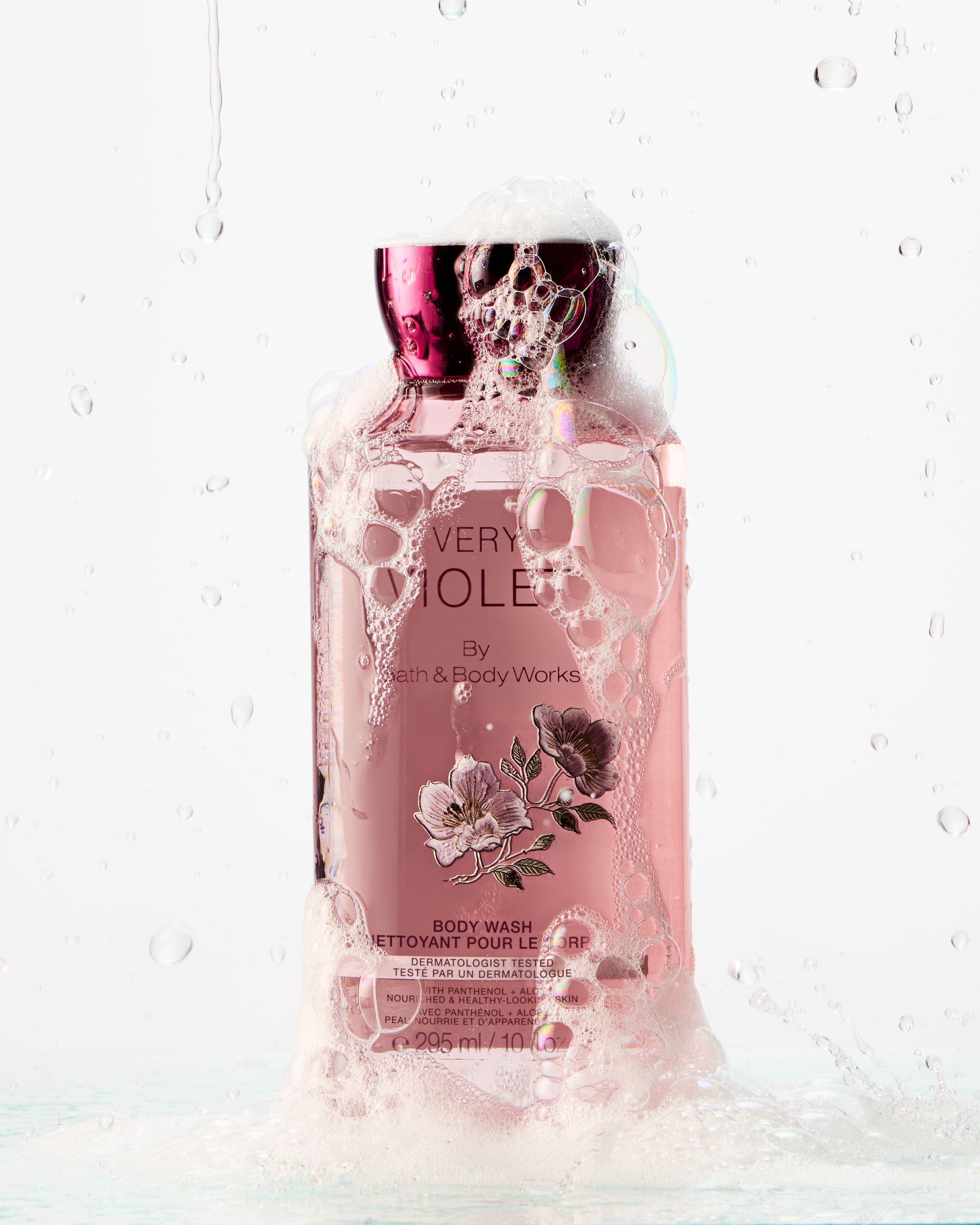 Sprchový gel Very Violet Bath & Body Works s motivem fialek na etiketě
