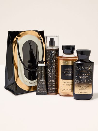 Dárková sada Into the Night Bath & Body Works: sprchový gel, lotion, sprej a krém na ruce v černo‑zlaté taštičce