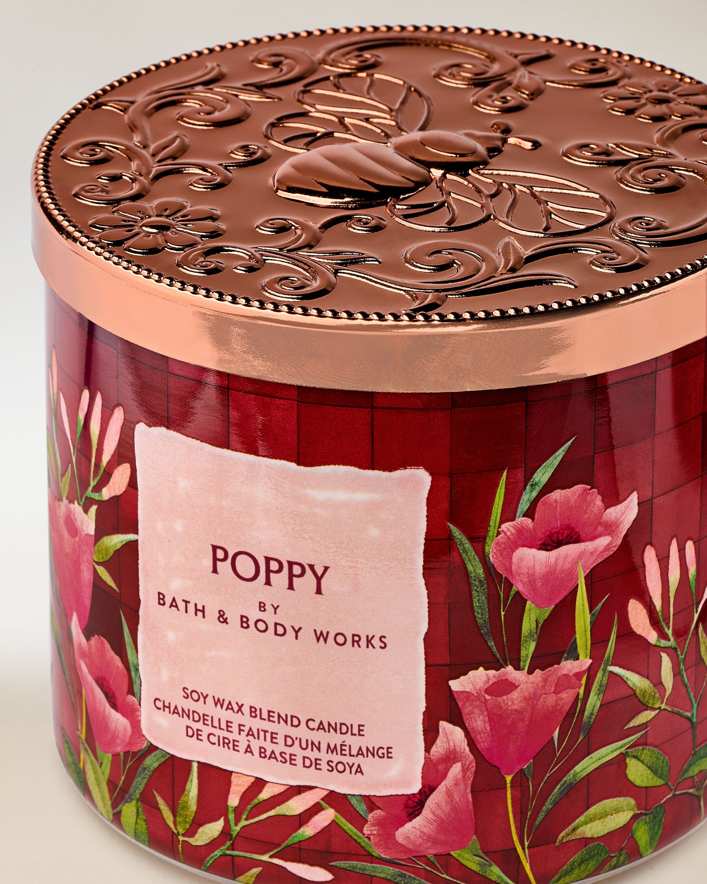 Tříknotová vonná svíčka Bath & Body Works Poppy ve skleněné dóze s květinovým motivem.