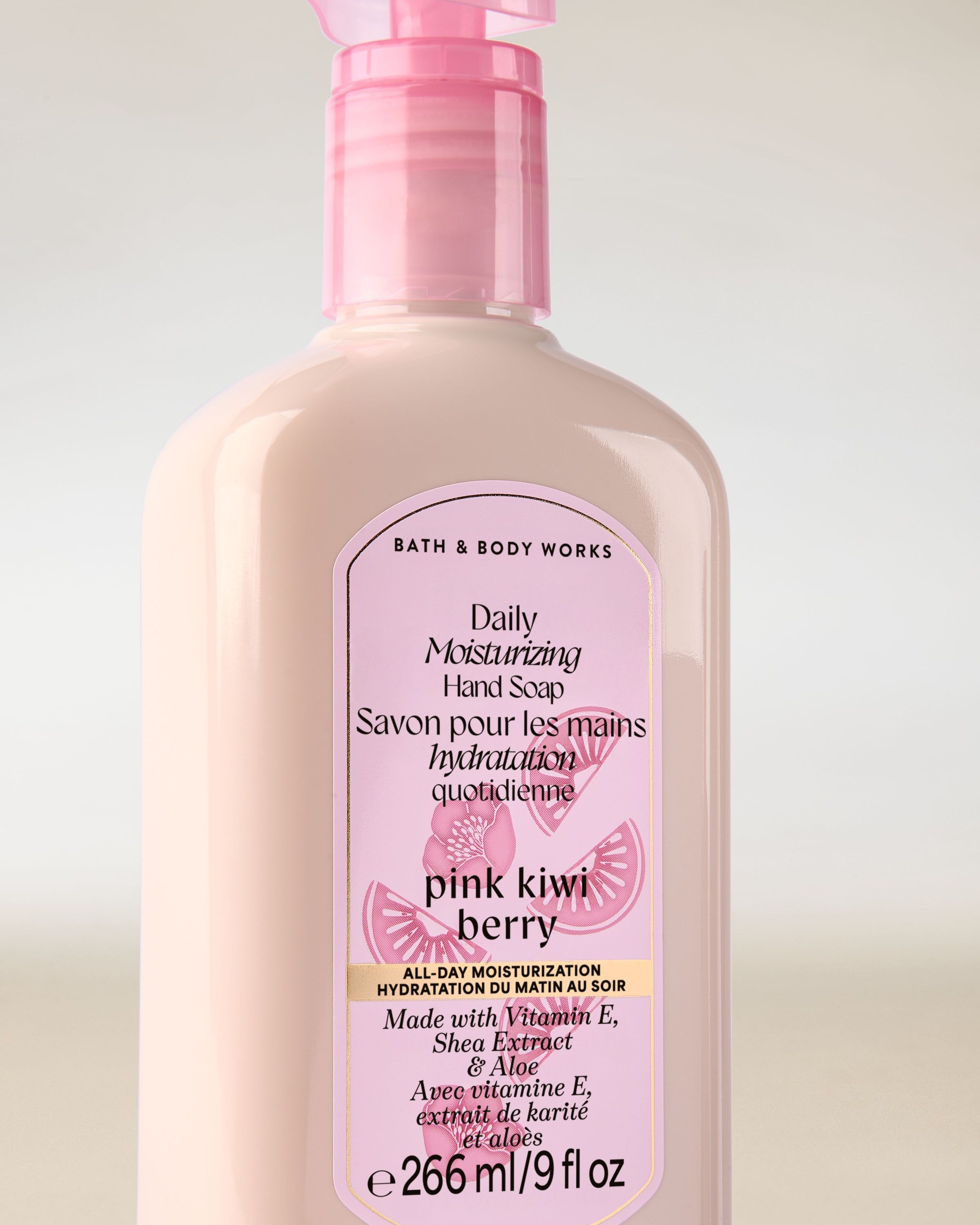 Mýdlo na ruce Pink Kiwi Berry Bath & Body Works v krémové lahvi s růžovou pumpou a ovocnou etiketou.