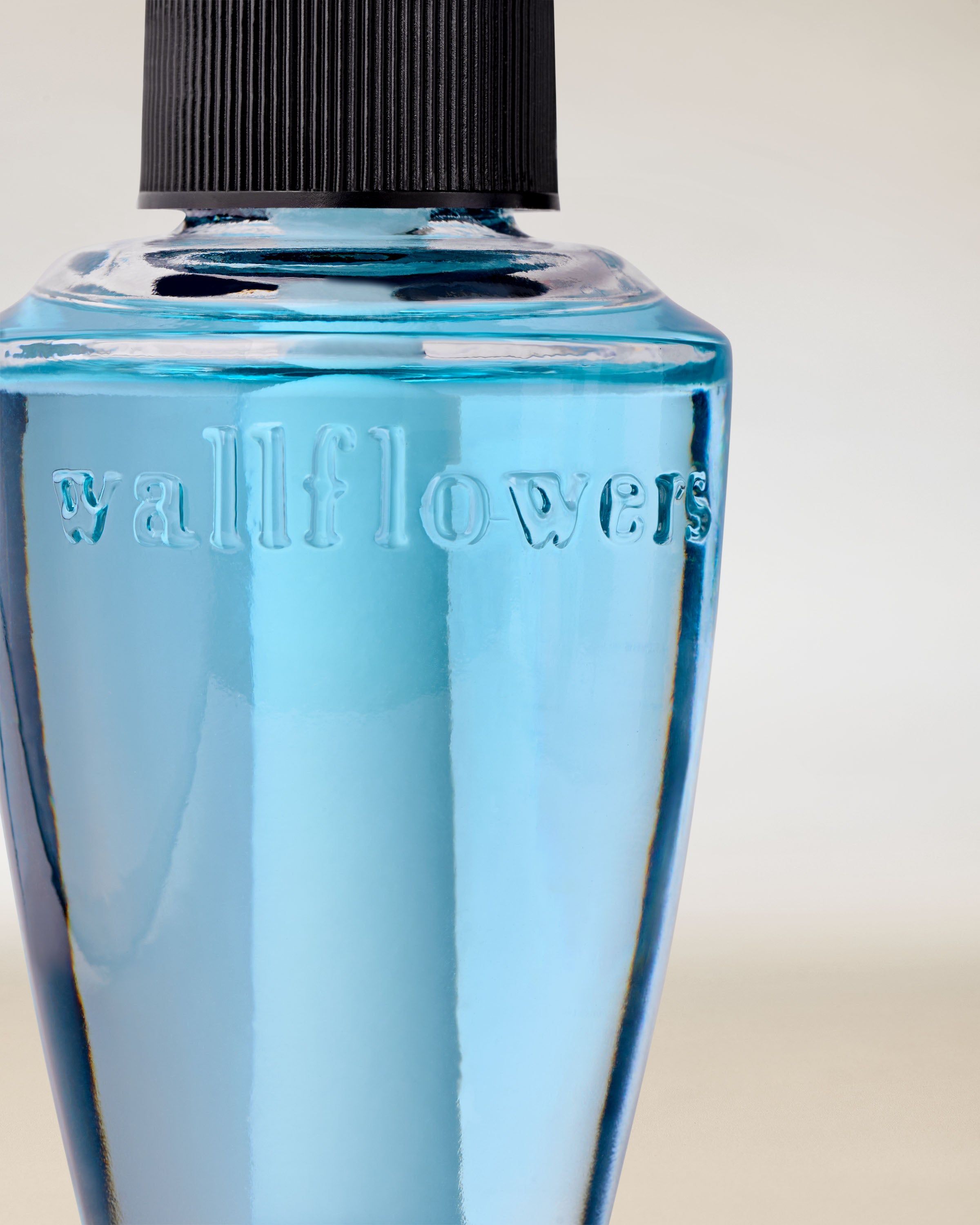 Modrá náplň Sandbar Bath & Body Works pro Wallflowers v detailu s černým víčkem.