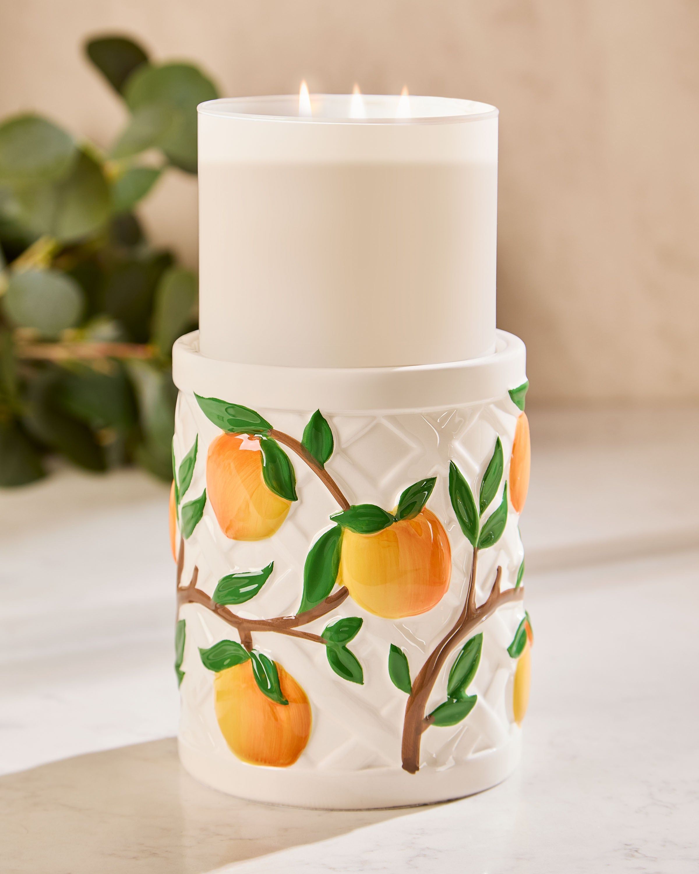 Podstavec na tříknotovou svíčku Bath & Body Works – bílá reliéfní keramika s malovanými citrony a zelenými listy.