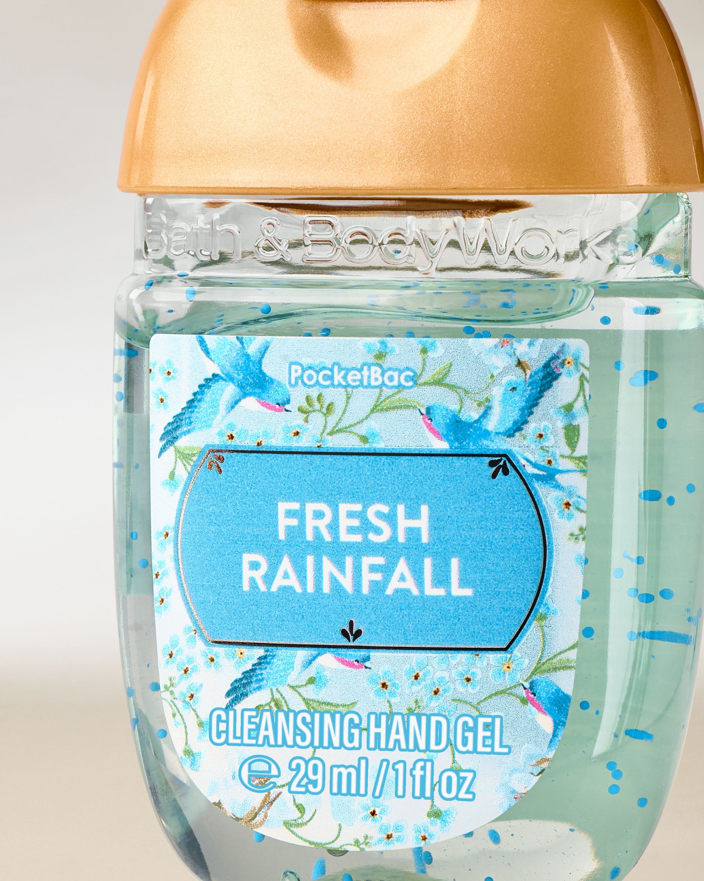 Čisticí gel na ruce Fresh Rainfall v kompaktním balení, vhodný pro rychlé osvěžení během dne.